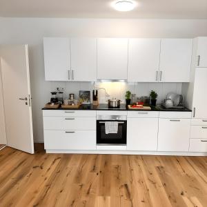 Køkken eller tekøkken på Gemütliche und geräumige 2,5 Zimmer Wohnung mit kostenlosem Parkplatz + 2 billeder