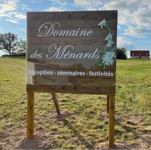 ein Zeichen in der Mitte eines Feldes in der Unterkunft Chambre d hôtes prêt du parc du pal in Chevagnes