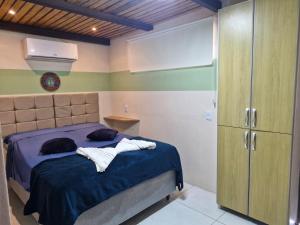 a bedroom with a bed and a closet at Solar de Bonito - Casa Ingá in Bonito