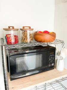 een magnetron op een plank met groenten erop bij Lodgings by Lisa in Cooper City