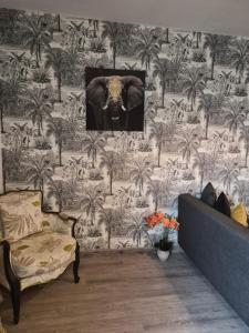 ein Wohnzimmer mit einer Wand, auf der ein Elefant abgebildet ist in der Unterkunft Cosy Loft - Appartement de charme in Marsannay-la-Côte