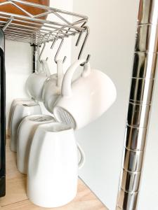 een rij witte spoelbakken en kranen in een keuken bij Lodgings by Lisa in Cooper City +12 foto's