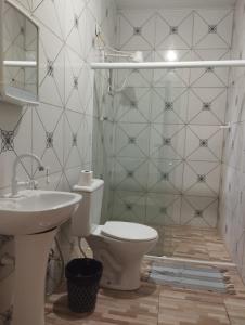 een badkamer met toilet en wastafel bij Temporada Recanto Girassol in Piranhas