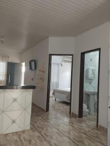 een woonkamer met een keuken en een slaapkamer bij Temporada Recanto Girassol in Piranhas