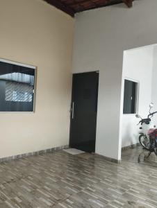 een kamer met een motorfiets geparkeerd naast een deur bij Temporada Recanto Girassol in Piranhas