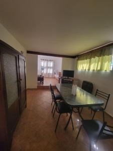 a dining room with a green table and chairs at Alojamiento Esparta in Villa Carlos Paz