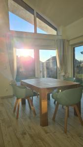een eetkamer met een houten tafel en stoelen bij Haus Lüchtje Jade in Sehestedt