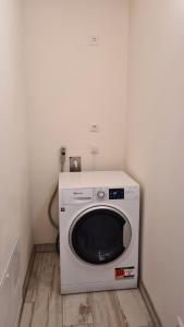 een wasmachine in een hoek van een kamer bij Haus Lüchtje Jade in Sehestedt