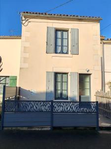 ein Haus mit einem Zaun davor in der Unterkunft Arçais in Arçais + 4 Fotos