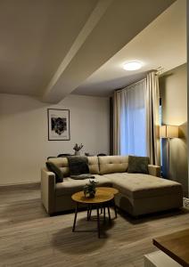 un salon avec un canapé et une table dans l'établissement Luxury District - Panoramic View Urban Apartment, à Târgu-Mureş