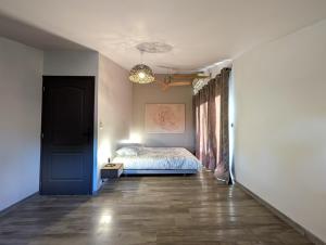 Postel nebo postele na pokoji v ubytování Chic Villa 20min from Beaches 40 from Mountains + 8 fotografií