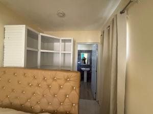 拉罗马纳索尔阿祖尔酒店的带沙发的客厅和浴室。