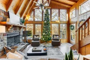 Posezení v ubytování Lakefront Innsbrook Chalet Hot Tub and Fire Pit!