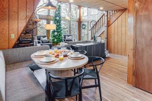 Posezení v ubytování Lakefront Innsbrook Chalet Hot Tub and Fire Pit!