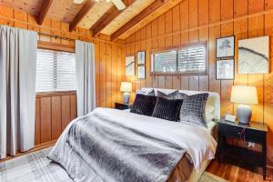 una camera da letto con un letto in una stanza di legno di Lakefront Innsbrook Chalet Hot Tub and Fire Pit! a Wright City Altre 52 foto