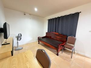 een woonkamer met een bed en een stoel bij Bophut residence & House in Bophut 