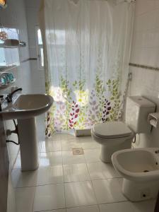 La salle de bains est pourvue d'un lavabo, de toilettes et d'un rideau de douche. dans l'établissement Hotel Summersands Al Wadi Al kabir, à Mascate