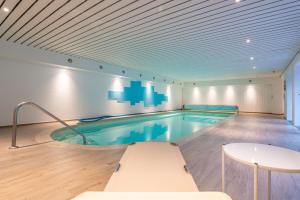 a swimming pool in a building with a ceiling at NEU! HeideVilla - Private Pool, Sauna & Mini Golf in Asendorf