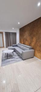 ein Wohnzimmer mit Sofa und Tisch in der Unterkunft Eroilor Apartments in Curtea de Argeş