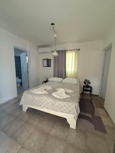 拉罗马纳索尔阿祖尔酒店的卧室里有一张白色的床和一条白色的毯子 更多94张照片