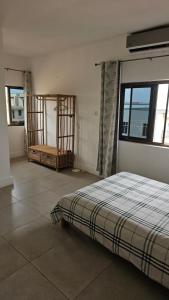 une chambre avec un lit et deux fenêtres dans l'établissement Legacy Court, à Ashalebotwe