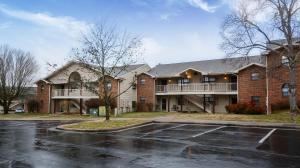 un bâtiment avec un parking devant dans l'établissement Comfortable updated Condo with No steps, à Branson