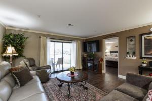 un salon avec un canapé et une table dans l'établissement Comfortable updated Condo with No steps, à Branson