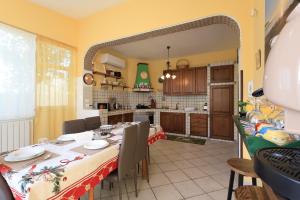 een keuken en eetkamer met een tafel en stoelen bij Casa vacanze Ciachea Home - con BBQ , Parcheggio gratuito , A 10 min Da Palermo & Aeroporto in Carini