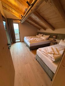 deux lits dans une chambre avec parquet dans l'établissement GOLDMARIE - Apartments, à Aschau