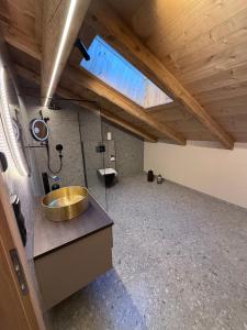 La salle de bains est pourvue d'un lavabo et d'un plafond en bois. dans l'établissement GOLDMARIE - Apartments, à Aschau 37 autres photos