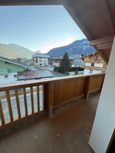 un balcon avec vue sur les montagnes dans l'établissement GOLDMARIE - Apartments, à Aschau