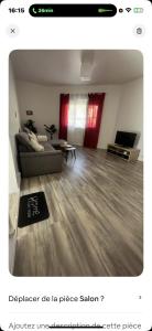 un soggiorno con un divano e un tavolo di La maison du bonheur a Montluçon