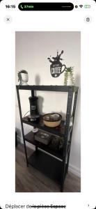 uno scaffale con un cartello del caffè sopra di La maison du bonheur a Montluçon Altre 11 foto