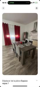 una sala da pranzo con tavolo in legno e sedie di La maison du bonheur a Montluçon