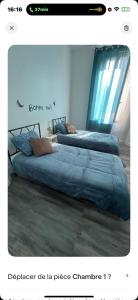 due letti uno accanto all'altro in una camera da letto di La maison du bonheur a Montluçon