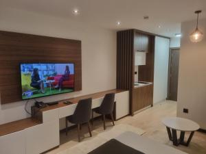 un soggiorno con TV a parete di Mountain Lux Zoned a Kopaonik