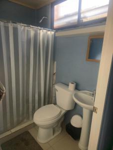 a bathroom with a white toilet and a sink at Apartamento DesCANsO #2 in Comunidad