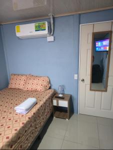 a small room with a bed and a small table at Apartamentos DesCANso in Comunidad