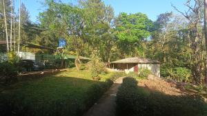 una piccola casa in mezzo a un cortile di Cerroazulfarmlodge a Cerro Azul