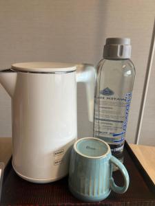a counter with a blender and a cup and a bottle at base-k49guesthouse in Tenri