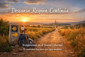 une route de campagne avec un sac à dos et un coucher de soleil dans l'établissement Hostal Libertad, à Villadangos del Páramo