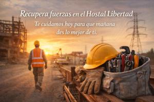 Un ouvrier du bâtiment marche sur une route avec un conteneur d'outils dans l'établissement Hostal Libertad, à Villadangos del Páramo