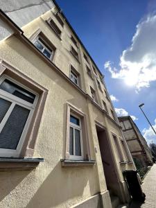 a building with two windows and a door at Moderne 2-Zimmer Wohnung nahe Zentrum in Chemnitz