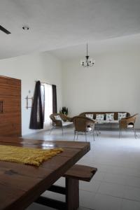 a living room with a wooden table and chairs at Casa Calandria in Chicxulub