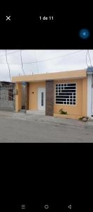 een foto van een gebouw met een raam bij El delfín in Santa Elena