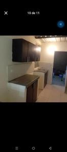 een keuken met een aanrecht in een kamer bij El delfín in Santa Elena