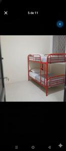 een foto van een slaapkamer met een stapelbed bij El delfín in Santa Elena