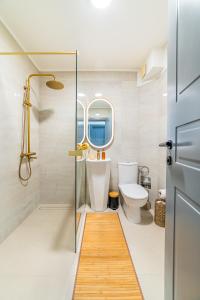 een badkamer met een toilet en een spiegel bij Apartments TIME in Kotor