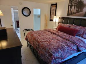 En eller flere senge i et værelse på A Tranquil Retreat in Tarzana CA + 112 billeder