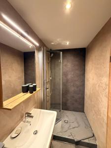 een badkamer met een wastafel en een douche bij Gasthof Und Hotel Maria Gern in Berchtesgaden